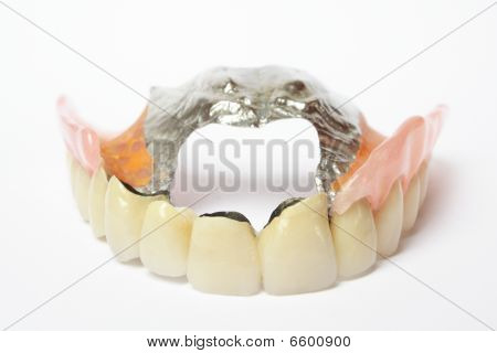 Falsche Zähne (Zahnersatz, Krone, Brücke) künstliche Zähne auf weißen Hintergrund.