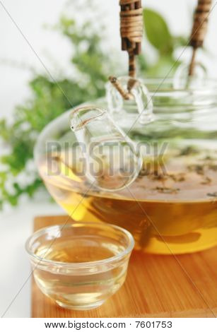 Jasmintee in einem Kessel