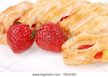 frische Brötchen auf einer Platte, isoliert