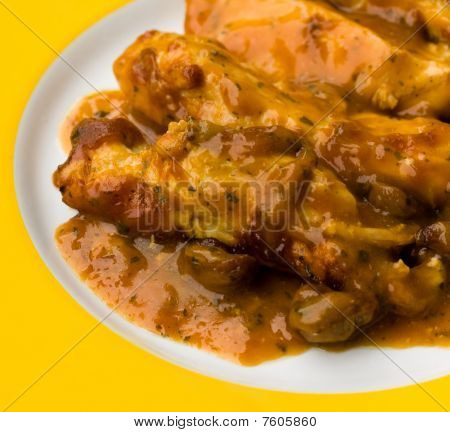 Delicious, smerlato petto di pollo e castagne con salsa di panna
