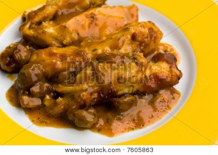 Delicious, smerlato petto di pollo e castagne con salsa di panna