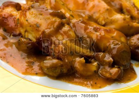 Delicious, smerlato petto di pollo e castagne con salsa di panna