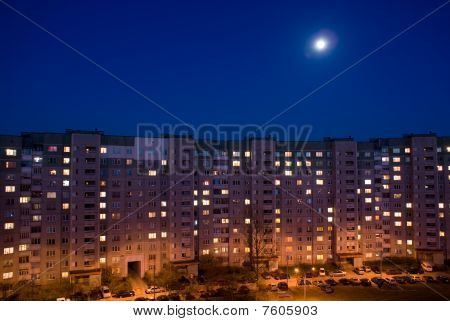 La casa por la noche