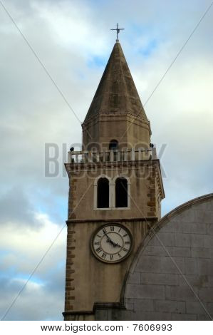 Primer plano de la torre del reloj en Muggia