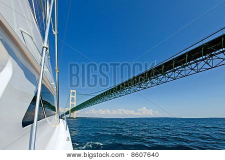 Weiße Yacht gegen die Mackinac Bridge