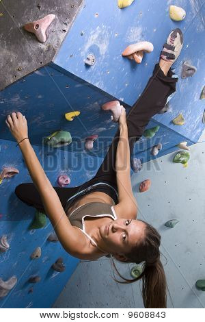 Ragazza giovane e atletica arrampicata