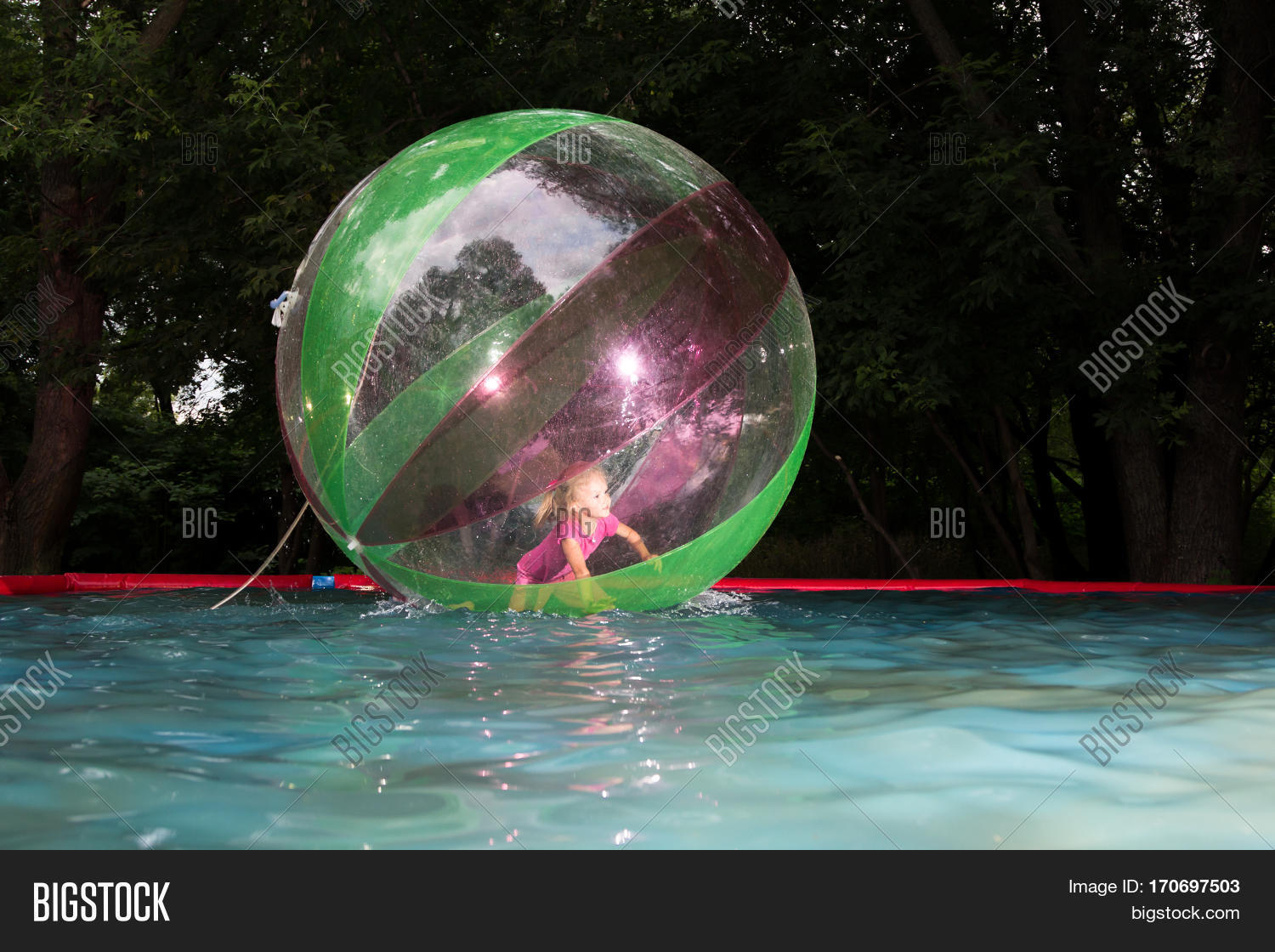 Пузырьковый шар. Шар надувной большой для воды. Большой шарик с водой. Зорб шар водный шар. Большой шарик с водой.