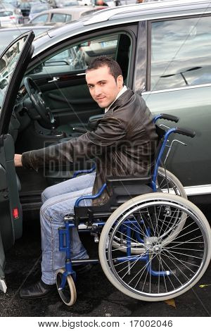 Mladý muž ve vozíku v autě