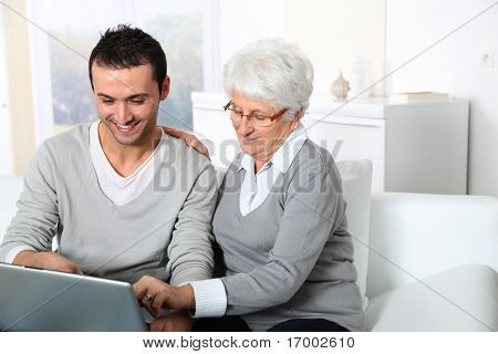 집에서 인터넷을 사용 하 여 젊은 사람과 노인 여성