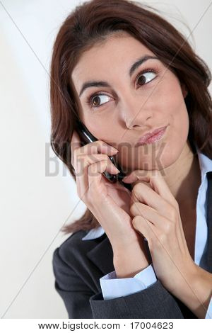Podnikatelka na telefonu s zaujati pohledem