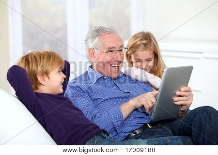 ปู่กับเด็กใช้แท็บอิเล็กทรอนิกส์