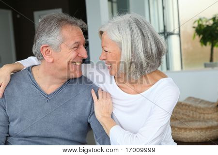 Happy senior Couple Blick auf einander