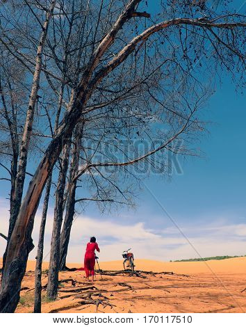 Woman Traveling Alone, Enjoy The Trip In Summetime