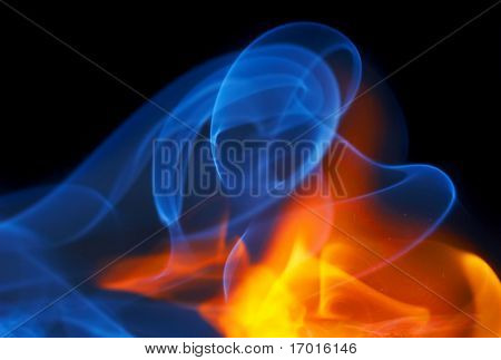 Foto des Feuers mit Rauch auf schwarzem Hintergrund
