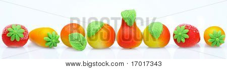 Il marzapane di dolci. Sotto forma di frutta
