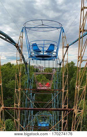 Attraction Ferris wheel in Veterans Park Vologda