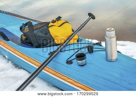 a hot tea stop during winter stand up paddling workout