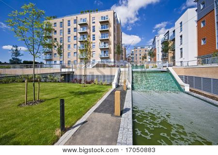 moderne udvikling med vand stream og park