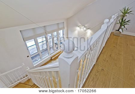 Se fra en øverste etage af en split niveau stue
