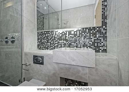 modern en-suite fürdőszoba, márvány mosdó és a mozaik csempe