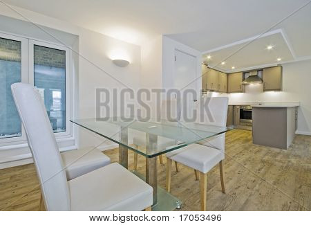 luxe open plan woonkamer met eettafel