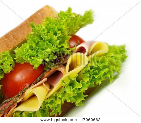 dettaglio di un panino con prosciutto e insalata