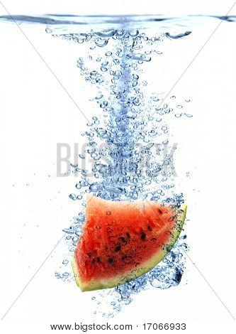 Anguria fresca caduto in acqua
