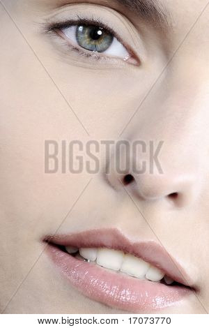 Studio shot close up dettaglio del volto di una giovane donna beautyful con labbra perfette bocca e denti