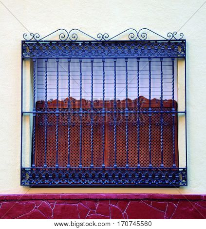 Decorative grill.
Protection against theft while preserving aesthetics.