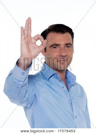 signe ok de homme portrait souriant studio isolé sur fond blanc