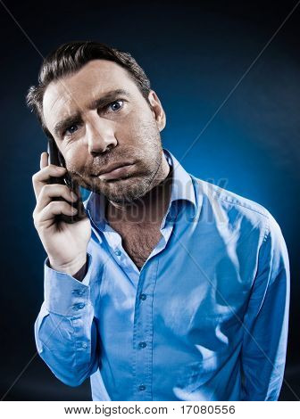 carranca de homem caucasiano entediado no estúdio de retrato de barba por fazer telefone isoladas no fundo preto