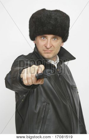 Muž v ruské oblečení s automatickou pistoli 9mm ukázal na kameru