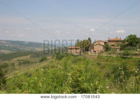 En villa med udsigt over de toscanske bjerge i Italien