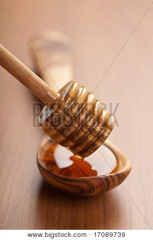 miele selvatico versando nel cucchiaio di legno dal Merlo acquaiolo