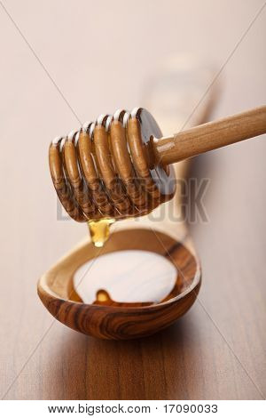 miele selvatico versando nel cucchiaio di legno dal Merlo acquaiolo