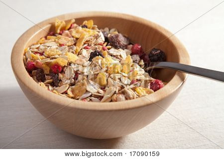 cereali in ciotola di legno