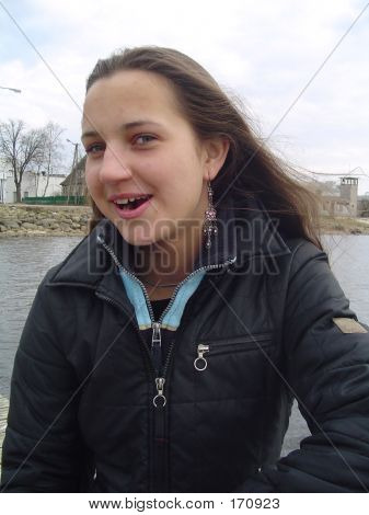Dziewczyna, śmiejąc się z fotografem