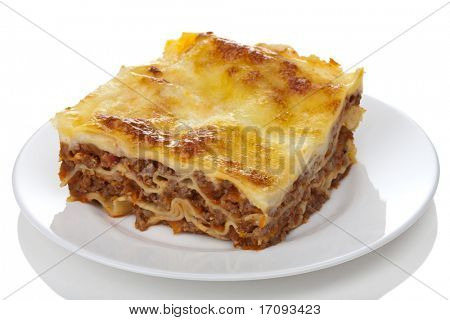 klasické lasagne bolognese izolované