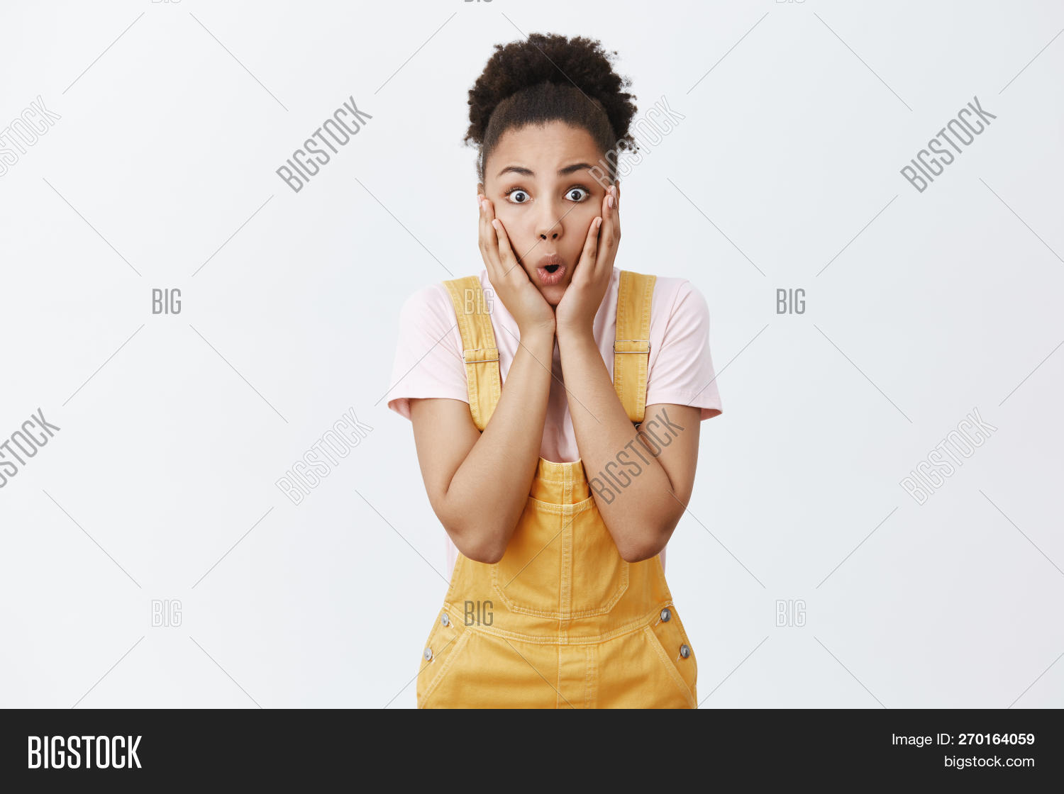 Плохослышащий сотрудник. Человек приятно удивлен. Удивленный мужчина. Парень в шоке облакотился на стол. Распущенная женщина.