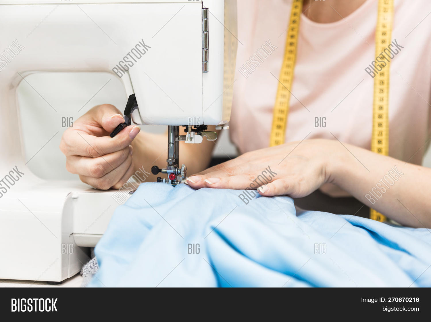 Pregnant woman in glasses near the sewing machine. If this seamstress. Белошвейка швейные машины. Белошвейка. Девушка швея.