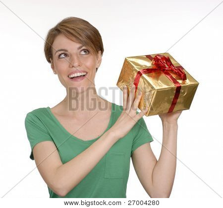 Giovane donna aprendo un regalo.