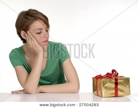 Giovane donna, una donna di gift.young alla ricerca di un regalo di apertura.