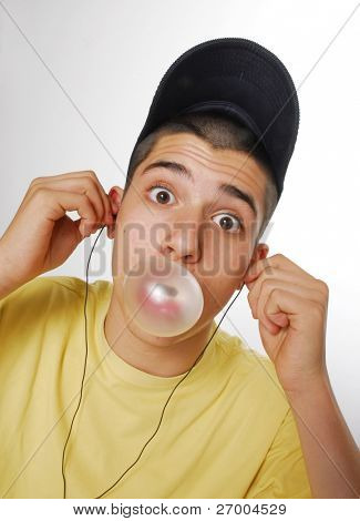 Giovane ragazzo facendo una bubblegum.