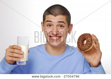 kleine Junge halten und eine Schokolade Donuts Essen und trinken Milch auf weißem Hintergrund.