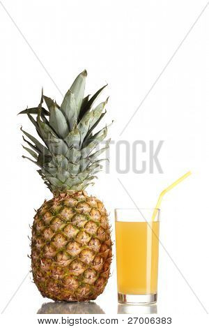 ? ineapple juice og ananas isoleret på hvid