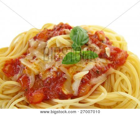Spaghetti med tomatsauce, ost oregano og basilikum