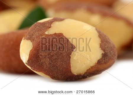 Paranuss Makro mit grünes Blatt