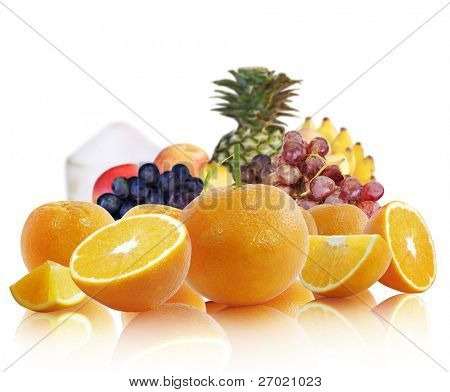 Laranja em fundo branco