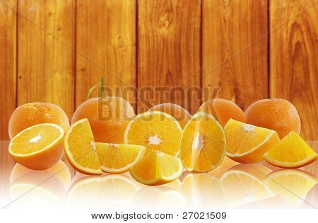 Laranja sobre fundo de madeira
