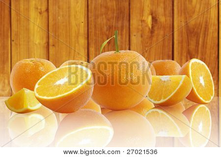 Laranja sobre fundo de madeira